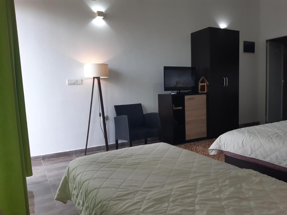 Zara Apartments 울친 외부 사진