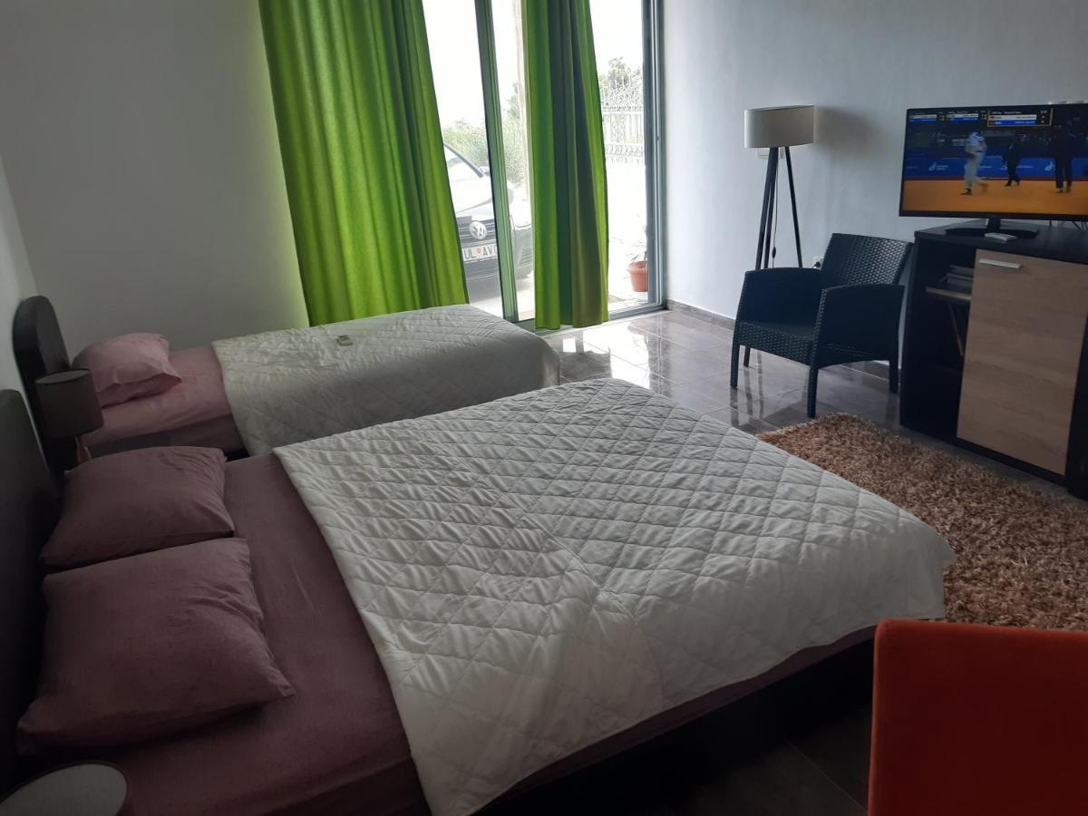 Zara Apartments 울친 외부 사진