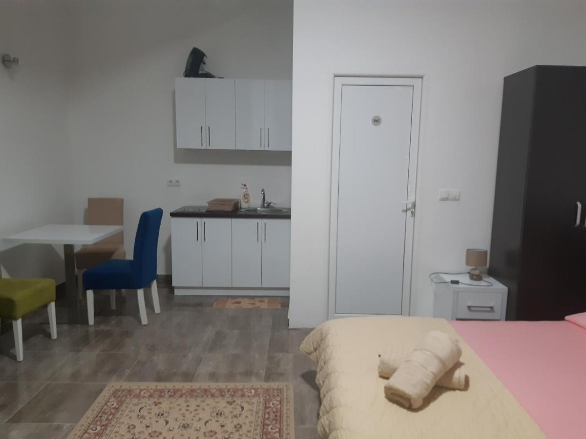 Zara Apartments 울친 외부 사진